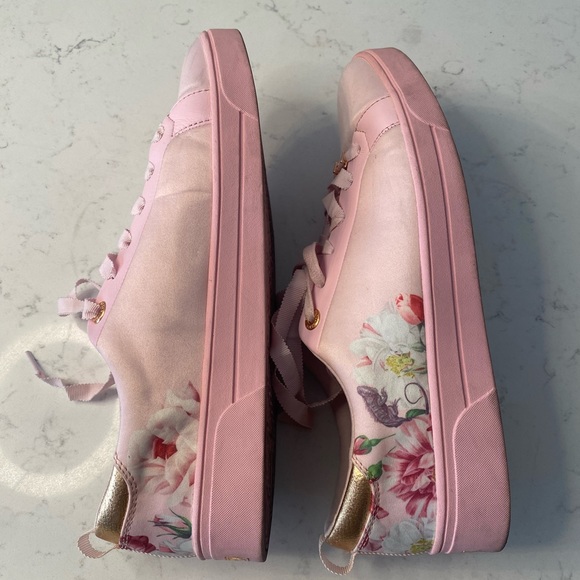 EUC Ted Baker Pink Florak Sneakers US 9 / EU 39 - Picture 2 of 6